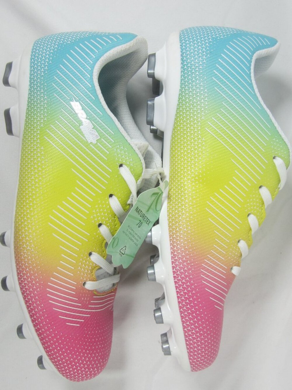 NEW! SOCCER CLEATS / GIRLS 5.5